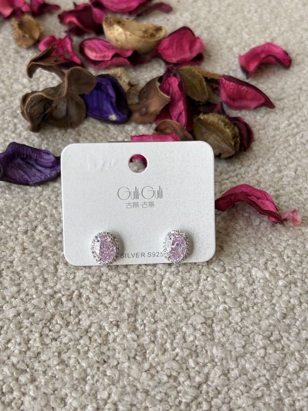 Sophie Deveraux earring